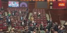 Bagarre alla Camera, opposizione occupa i banchi del Governo, Scotto viene espulso