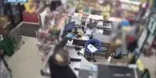 Rapina in un supermercato con una maschera in silicone, 51enne arrestato a Roma