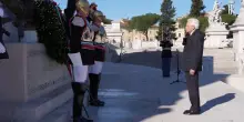 25 aprile, Mattarella depone una corona di alloro all'altare della Patria