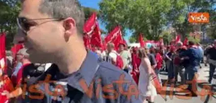 'Noi coi fascisti abbiamo finito di parlare il 25 aprile 1945', striscione Cgil al corteo 25 aprile
