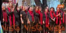 Coro 'Inni e canti di lotta' sul palco della manifestazione del 25 aprile a Parco Schuster a Roma