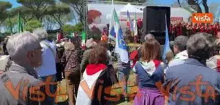 Parco Schuster gremito di persone alla manifestazione del 25 aprile a Roma