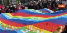 Bandiera della pace gigantesca sventola durante il corteo del 25 aprile a Roma