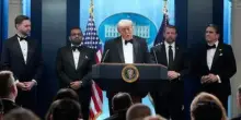 Spari alla cena di Trump con i corrispondenti. "Melania ha capito subito il pericolo". Un arresto
