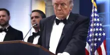 Trump in tv, la foto che scatena i dietrologi: "Cosa notate?"