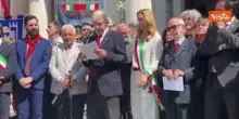 Bucci (Liguria) contestato durante celebrazioni del 25 aprile (da una parte della piazza) a Genova