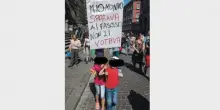 25 aprile, il cartello antifascista in mano a due bimbi