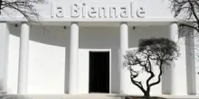 Venezia, alla Biennale 2026 si dimette la Giuria internazionale