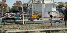 Via alla stagione di Ostia, ma aprono solo 30 lidi su 61. Ecco la mappa