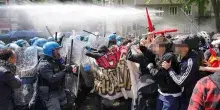 Violenza rossa sul 1&deg; Maggio: bottiglie e spray contro la polizia a Torino
