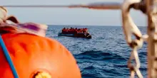 Dimezzato il numero degli immigrati sbarcati in Italia. E salgono i rimpatri