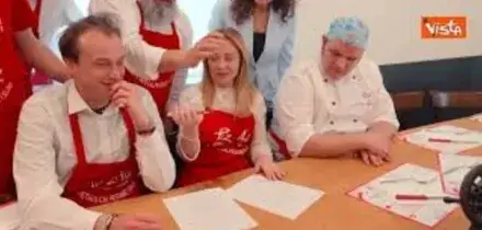 Meloni indossa il grembiule di PizzAut, durante la visita al ristorante di Monza per il Primo Maggio