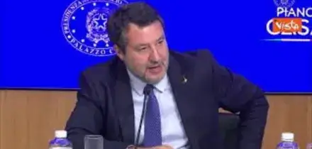 Salvini a domanda su Biennale: 'Io sono sempre d'accordo col Presidente del Consiglio', Meloni ride