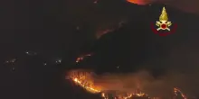 Fiamme sul Monte Faeta, focolai attivi sul versante Pisano: le immagini