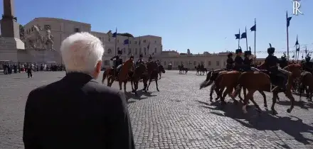 Mattarella assiste al cambio della Guardia d'Onore dell'Esercito Italiano