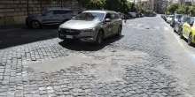 Trappola sampietrini, il Municipio dice basta: "Fateci usare l'asfalto"