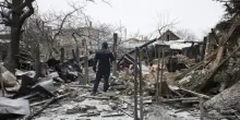 Ucraina, i droni di Kiev incendiano le raffinerie russe. Missili su Odessa e Kherson