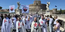 Roma: 150 Templari in silenzio dal Colosseo al Quirinale. Mons. Fisichella: &laquo;Una testimonianza di fede&raquo;