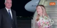 Meloni arriva in Armenia per vertice Comunit&agrave; Politica Europea, l'accoglienza con un mazzo di fiori