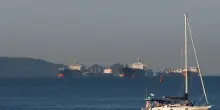 Battaglie navali a Hormuz, il giallo della fregata Usa e il cargo coreano in fiamme