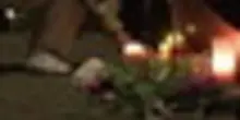 Auto sulla folla a Lipsia, fiori e candele per le vittime