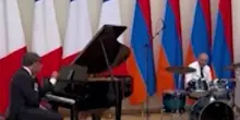 Macron canta Aznavour, l'operazione simpatia finisce malissimo | VIDEO