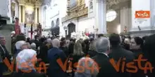 Il funerale di Alex Zanardi a Padova, applausi e commozione