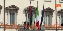 La bandiera libica viene sistemata sul balcone di Palazzo Chigi per la visita del premier Dbeibeh