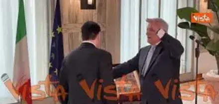 Tajani mostra al segretario di Stato Marco Rubio il libro della Storia di Roma