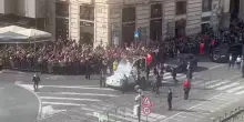 Leone XIV saluta i fedeli dalla Papamobile in piazza del Plebiscito a Napoli