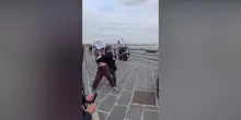 Napoli, attiviste Peta fermano Papamobile per protesta contro le corride
