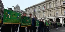 Alpini nel mirino dei centri sociali, scattano le spedizioni: "Ruba la penna"