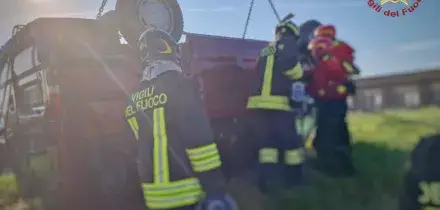 Minivan finisce in un canale nel Veneziano, tre morti