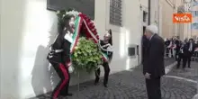 Mattarella depone una corona alla lapide di Aldo Moro in via Caetani per 40 anni dall'uccisione