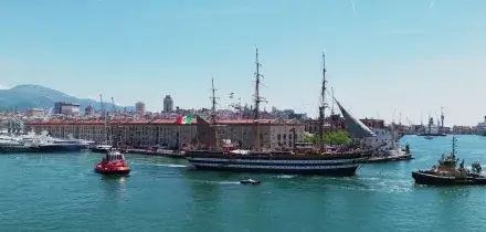 La Nave Amerigo Vespucci salpa dal Porto di Genova, le immagini dal drone