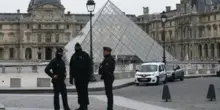 Parigi, sventato attentato al Louvre e a una sinagoga. Arrestato tunisino: preparava bomba