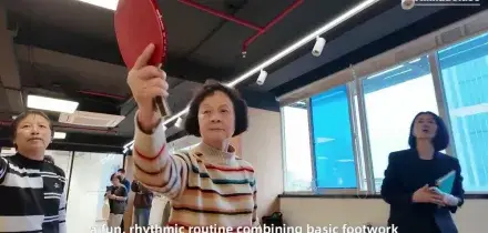 Cina, ex campionessa 80enne porta il 'ping-pong workout' nei vicoli di Shanghai