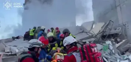 Nella notte massiccio attacco russo su Kiev, le immagini dei soccorsi