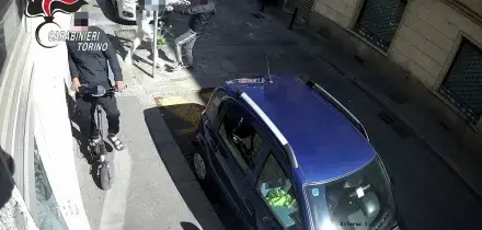 Torino, anziana reagisce allo scippo e fa arrestare un giovane ladro