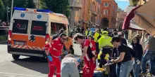 Modena, travolge i passanti con l'auto e poi li accoltella. Fermato uno straniero