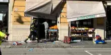 Terrore a Modena, a 100 all'ora sulla folla poi le coltellate: "Abbiamo visto le persone volare". Chi &egrave; l'uomo in fermato