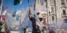 Milano, corteo pro-pal fra Kefiah, petardi e insulti al governo