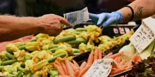 Il meteo "pazzo" salva la spesa, scendono i prezzi di frutta e verdura