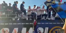 Inter campione d'Italia, &egrave; festa sul pullman scoperto lungo le vie di Milano