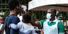 Ebola, epidemia fuori controllo: cresce il rischio contagio, l'allarme &egrave; mondiale