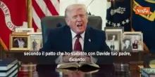 Trump legge un passo della Bibbia nello Studio Ovale