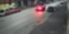 Rapinano un commerciante, un arresto in flagranza: il video