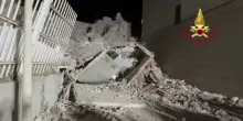 Napoli, nella notte crolla una porzione della Vela rossa di Scampia: le immagini