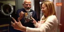 Modi porta a Meloni le caramelle &lsquo;Melody' in regalo e Giorgia fa il selfie