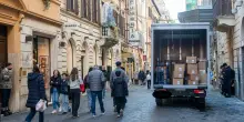 Centro, giungla dei furgoni merci, rifiuti e "selci". Commercianti infuriati